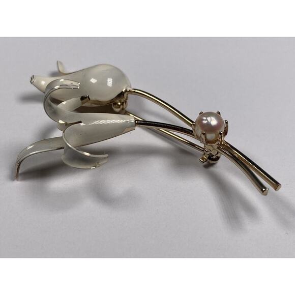 Vintage Ivory Enamel Tulip Lily Flower Gold Tone Stem Faux Pearl Pin Brooch - Picture 4 of 9